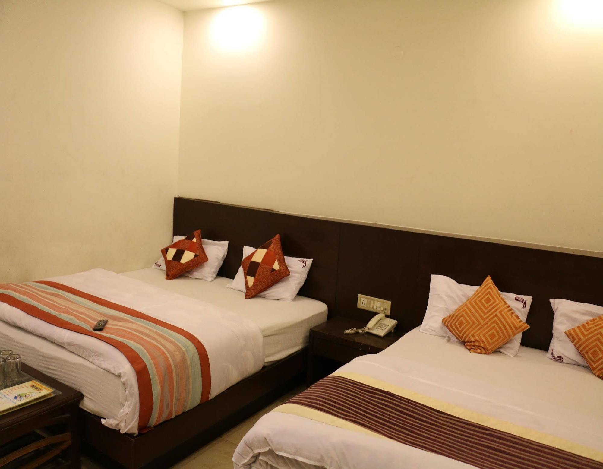 Hotel Seven Seas Inn Nuova Delhi Esterno foto