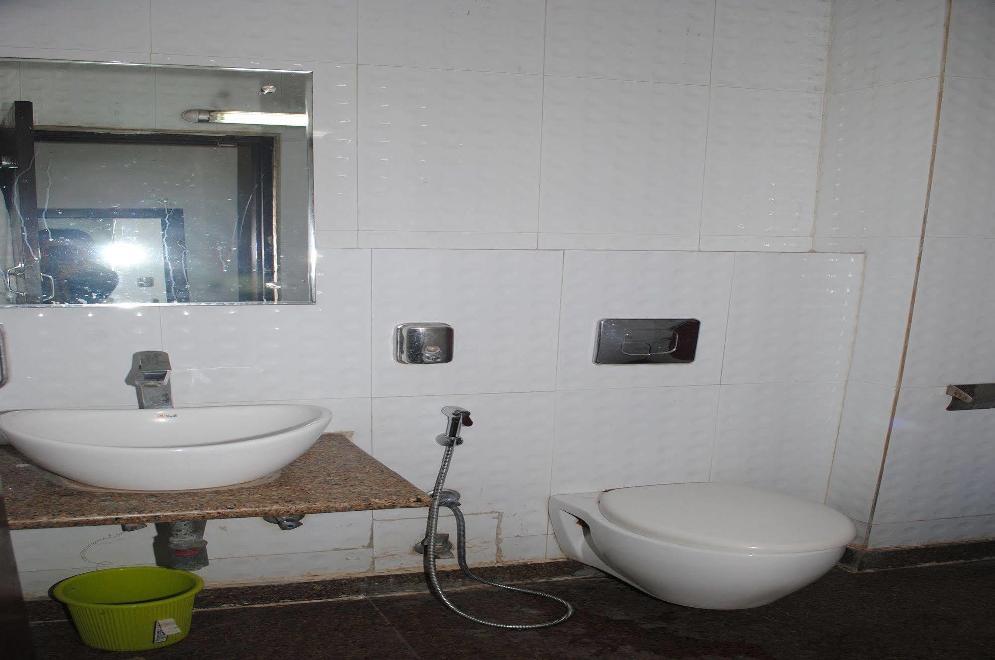 Hotel Seven Seas Inn Nuova Delhi Esterno foto
