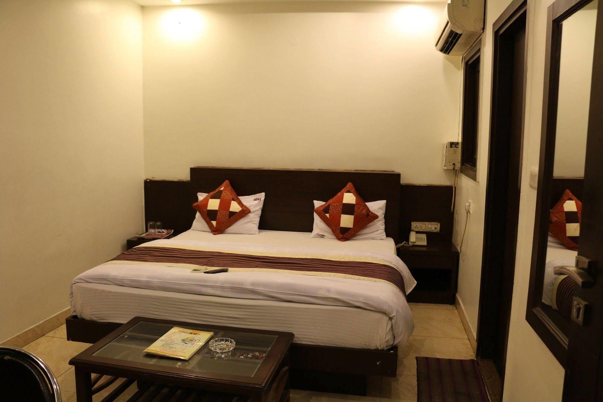 Hotel Seven Seas Inn Nuova Delhi Esterno foto